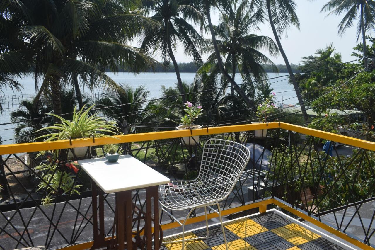 Homestay Coral Riverside &